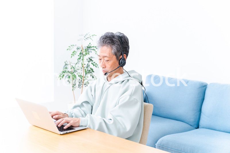 在宅勤務をする高齢のビジネスマン