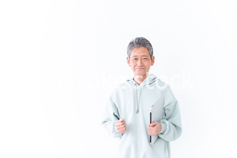 ノートパソコンを持つ高齢の男性