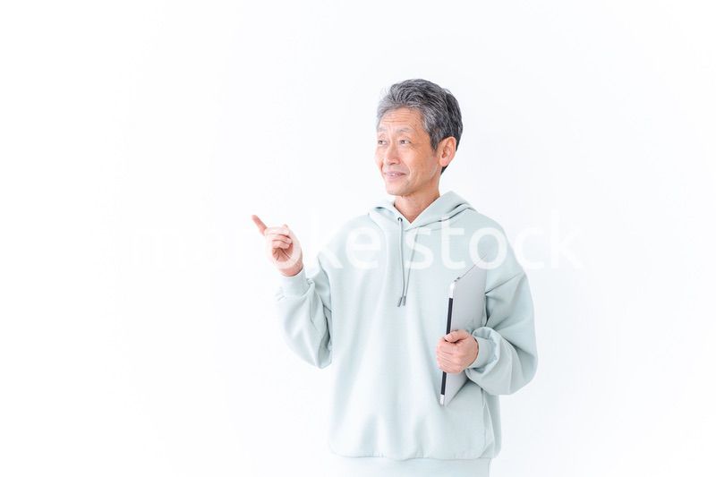 ノートパソコンを持つ高齢の男性