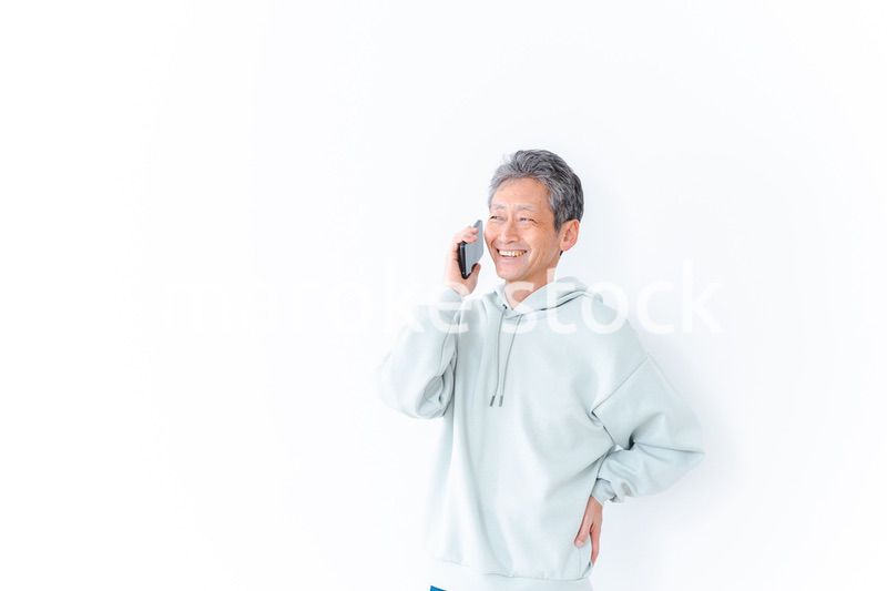 スマホで電話をかける高齢の男性