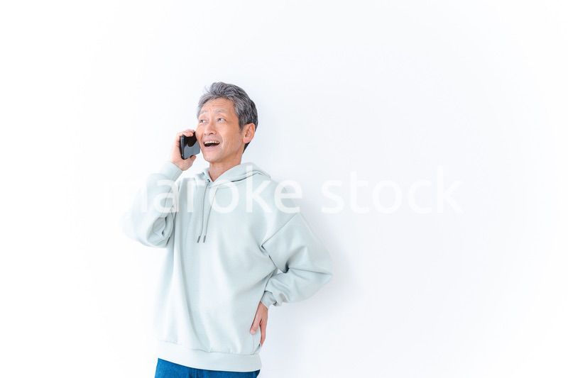 スマホで電話をかける高齢の男性