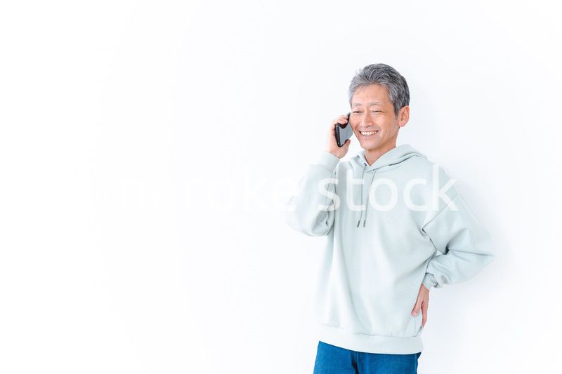 スマホで電話をかける高齢の男性