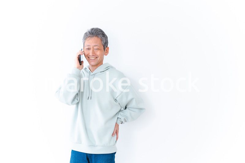 スマホで電話をかける高齢の男性