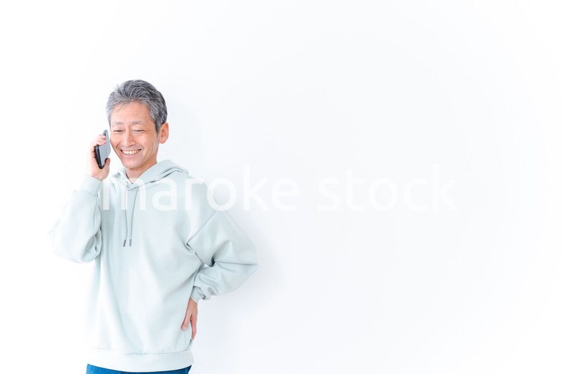 スマホで電話をかける高齢の男性