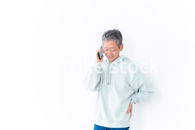 スマホで電話をかける高齢の男性