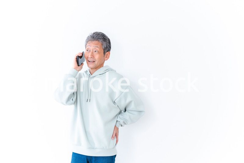 スマホで電話をかける高齢の男性