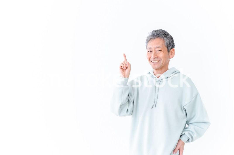 おすすめを指差す高齢の男性