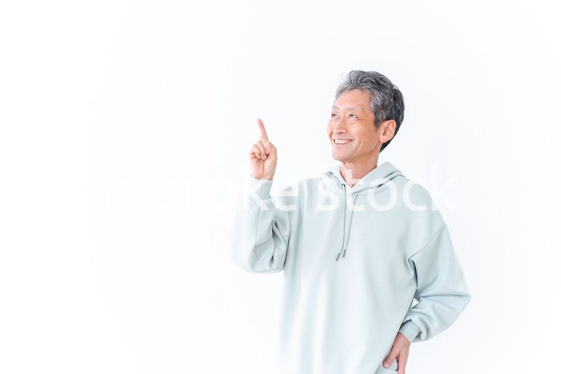 おすすめを指差す高齢の男性