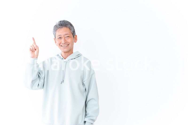 おすすめを指差す高齢の男性