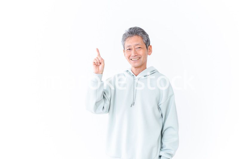 おすすめを指差す高齢の男性