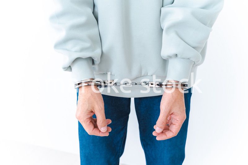 逮捕された高齢の男性