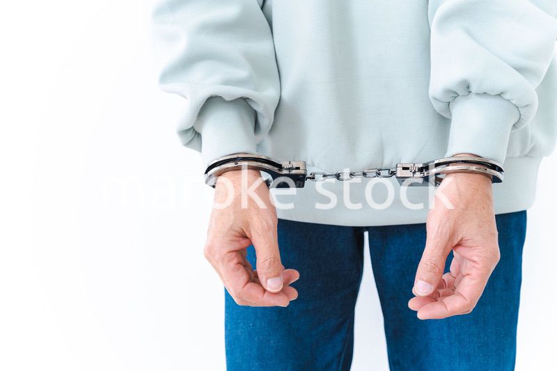 逮捕された高齢の男性