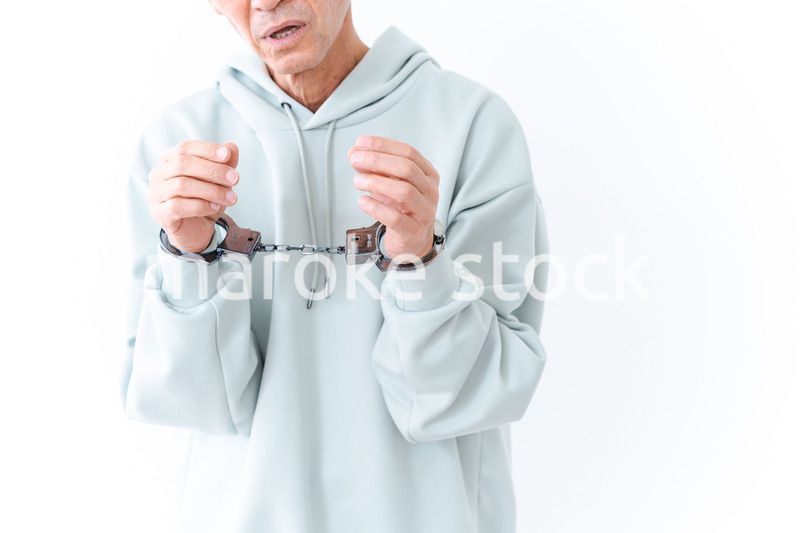 逮捕された高齢の男性