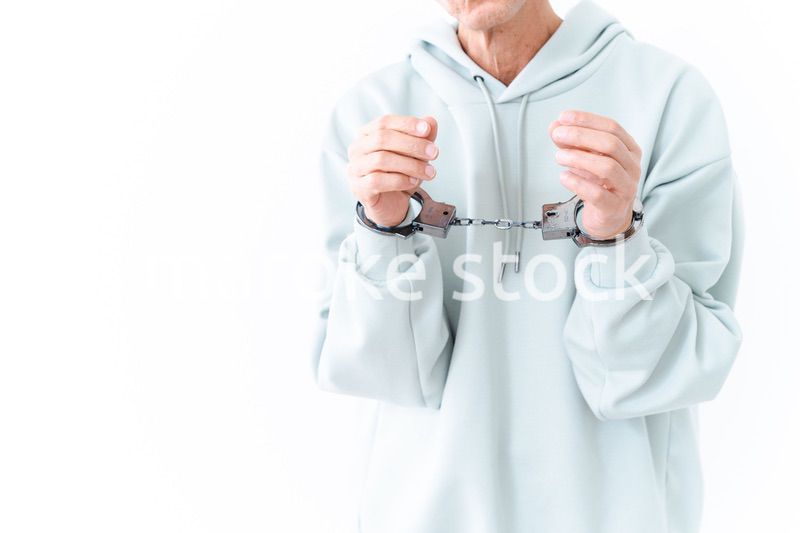 逮捕された高齢の男性