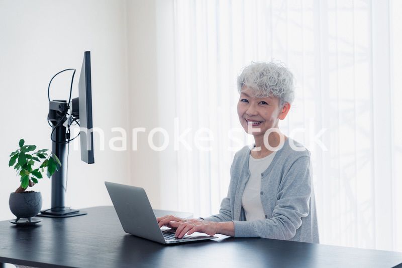 パソコンを使うシニアの女性