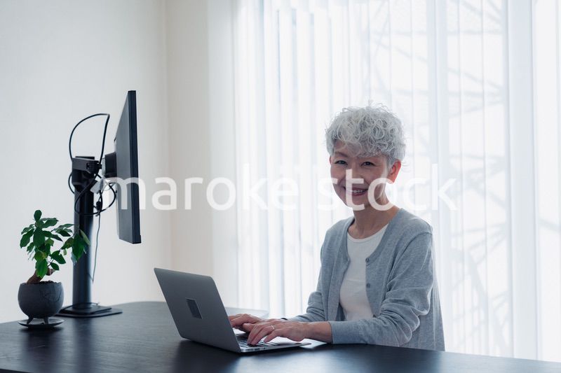 パソコンを使うシニアの女性