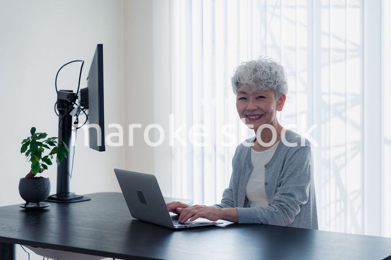 パソコンを使うシニアの女性