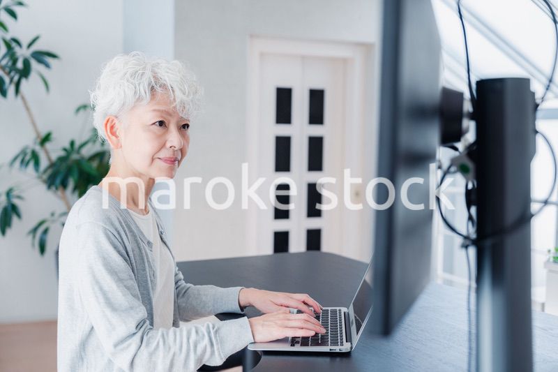 パソコンを使うシニアの女性