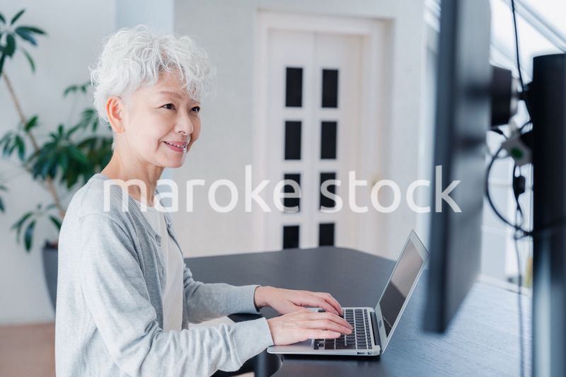 パソコンを使うシニアの女性
