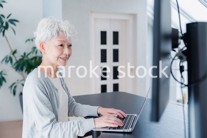 パソコンを使うシニアの女性
