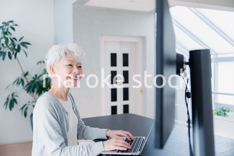 パソコンを使うシニアの女性