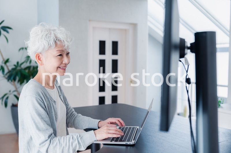 パソコンを使うシニアの女性