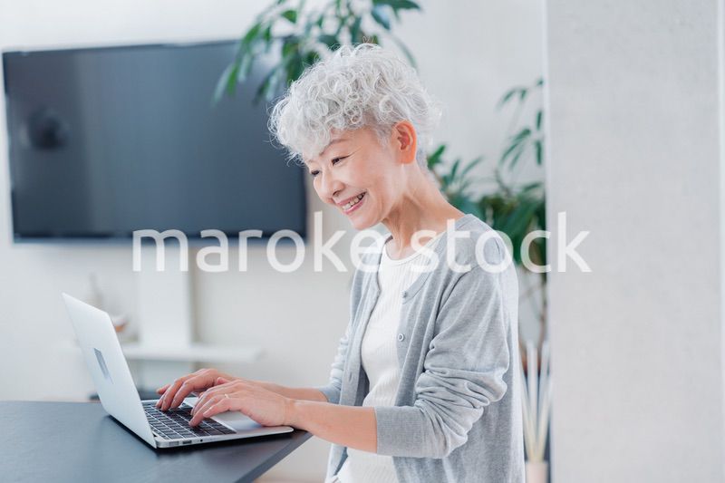 パソコンを使うシニアの女性