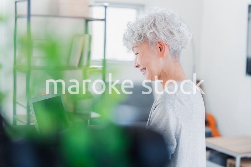 パソコンを使うシニアの女性