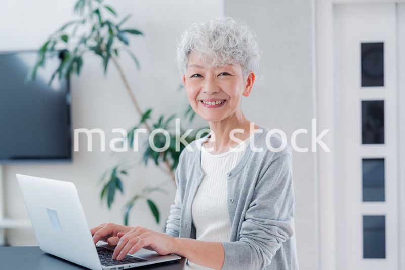 パソコンを使うシニアの女性