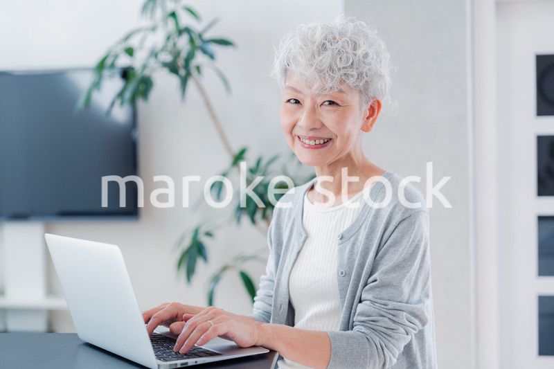 パソコンを使うシニアの女性