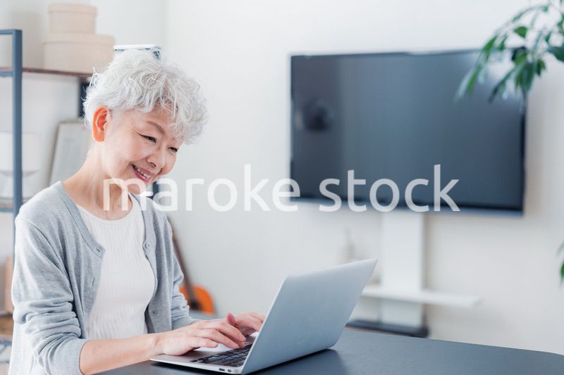 パソコンを使うシニアの女性