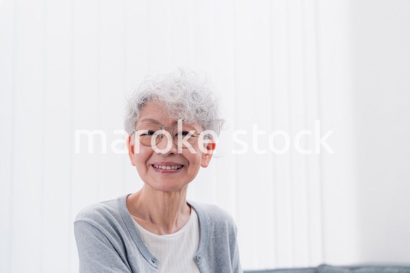 笑顔でカメラを見るシニアの女性