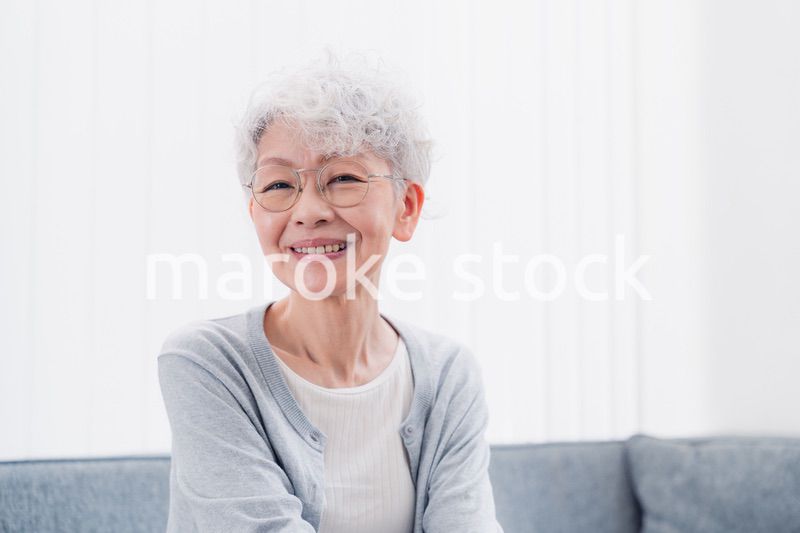 笑顔でカメラを見るシニアの女性