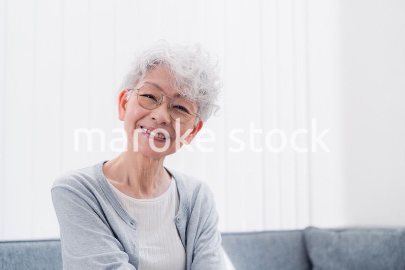 笑顔でカメラを見るシニアの女性