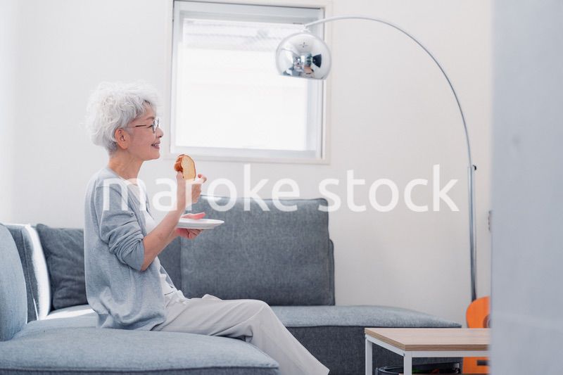 食パンを食べるシニアの女性