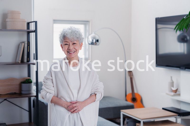 笑顔でカメラを見るシニアの女性