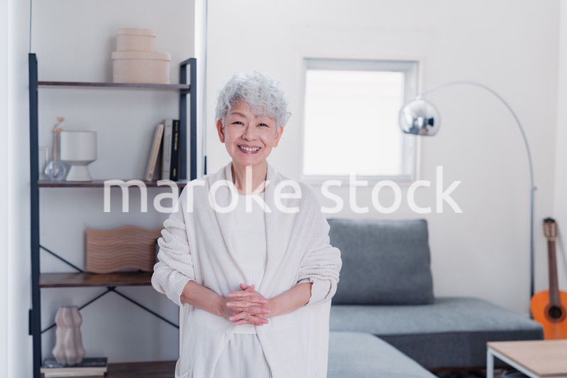 笑顔でカメラを見るシニアの女性