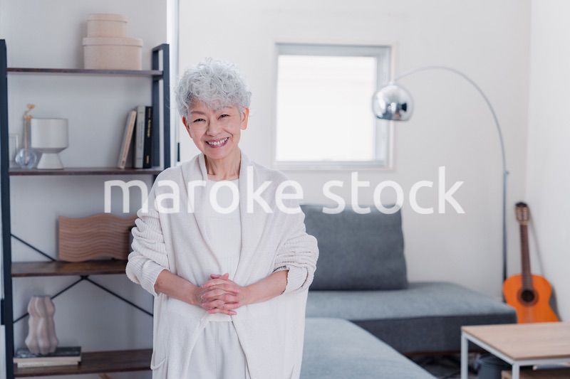 笑顔でカメラを見るシニアの女性