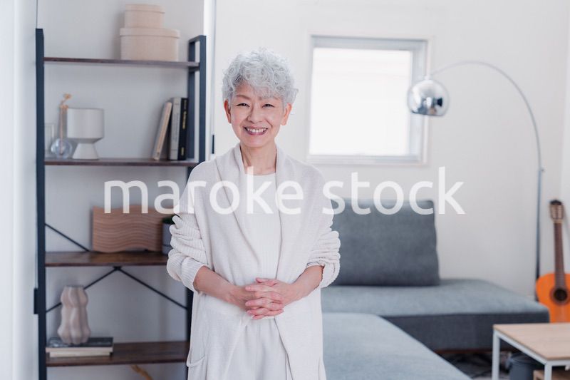 笑顔でカメラを見るシニアの女性