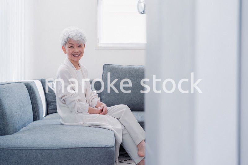 笑顔でカメラを見るシニアの女性