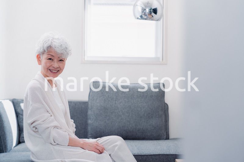 笑顔でカメラを見るシニアの女性