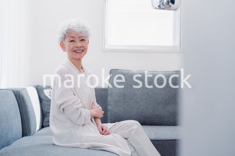 笑顔でカメラを見るシニアの女性