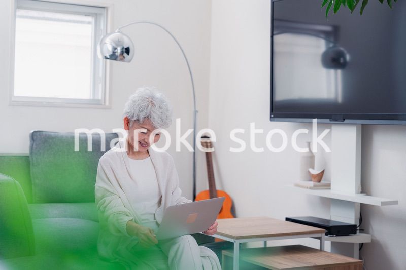 パソコンを使うシニアの女性