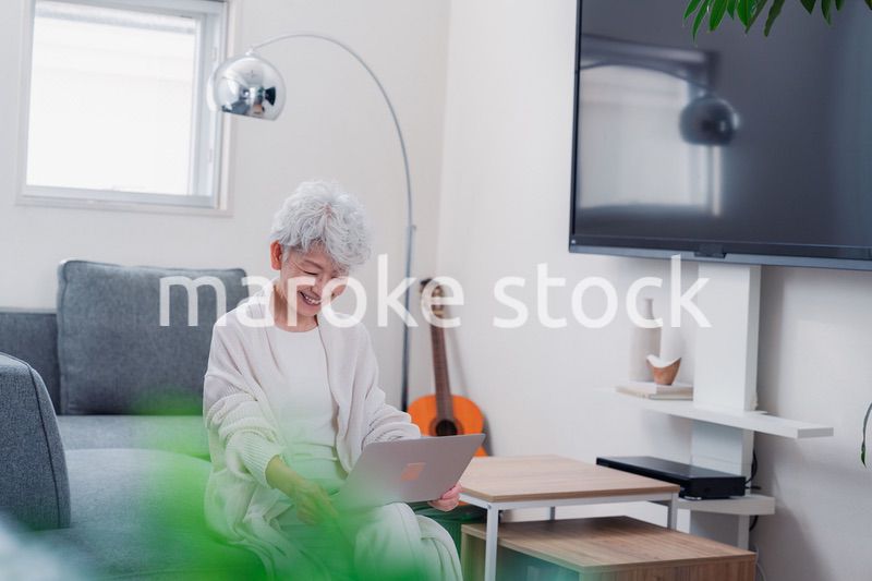 パソコンを使うシニアの女性