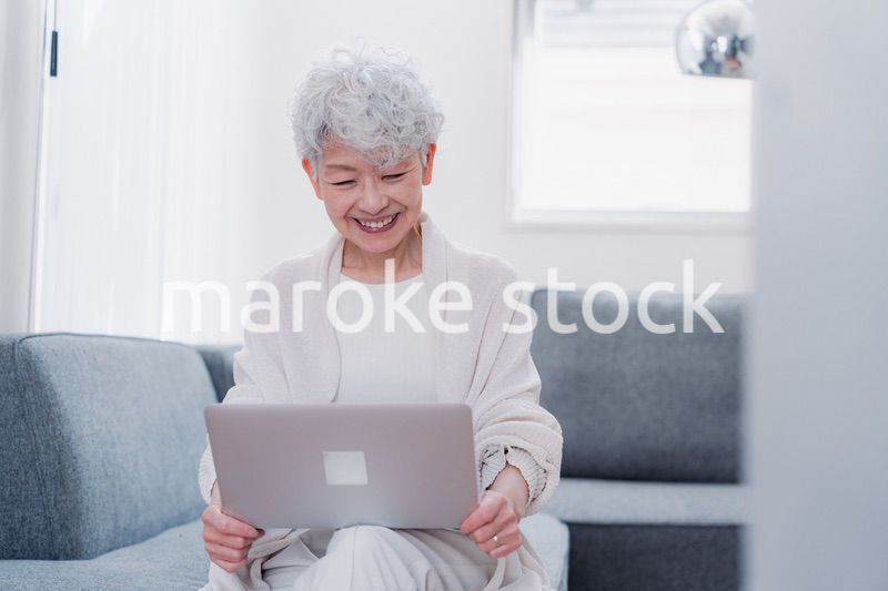 パソコンを使うシニアの女性