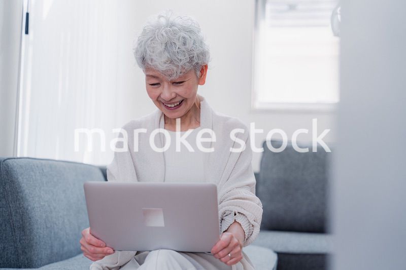 パソコンを使うシニアの女性