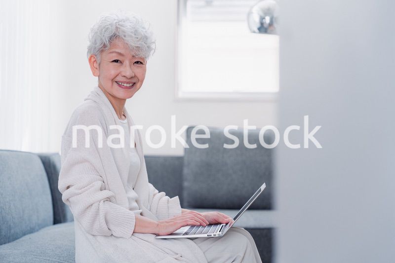 パソコンを使うシニアの女性