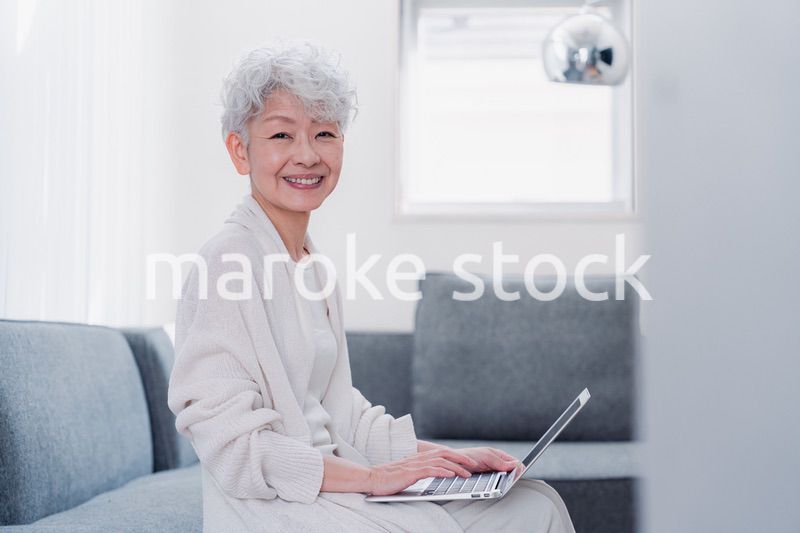 パソコンを使うシニアの女性