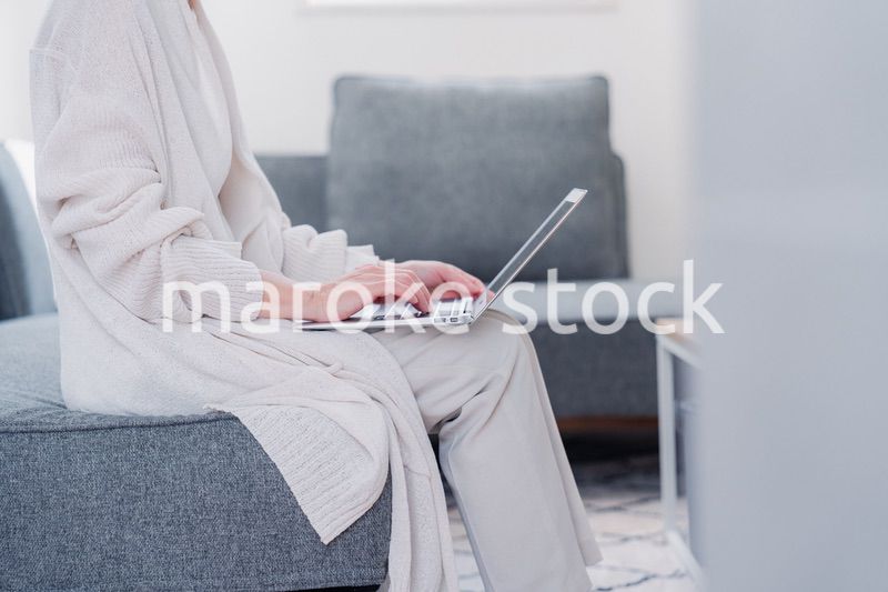 パソコンを使うシニアの女性