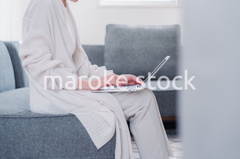 パソコンを使うシニアの女性